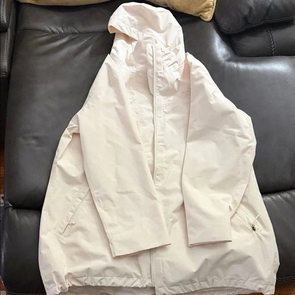 The North Face Women's dryvent Jacket in Cream - Picture 3 of 9